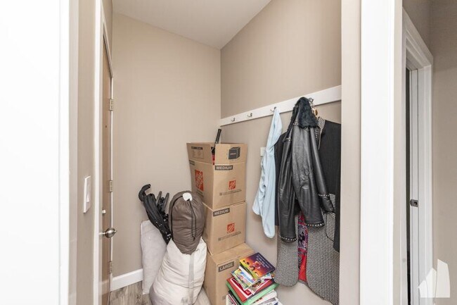 Building Photo - 2 bedroom in Chicago IL 60626