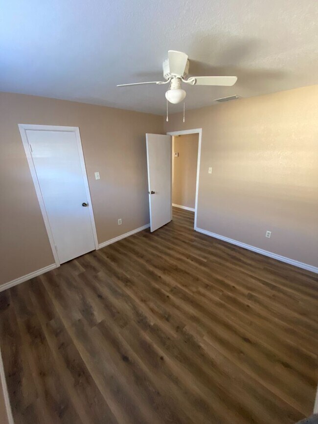 Foto del edificio - 566 Scotland Ct