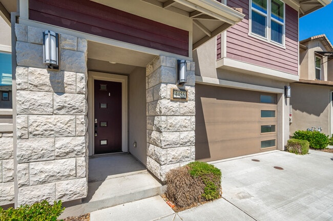 Building Photo - 4455 English Elm St