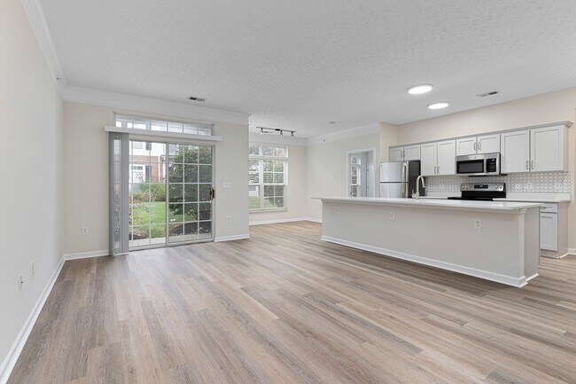 The Charleston Magnolia Premium Renovado con área de estar, cocina y comedor de diseño abierto con pisos de madera - The Charleston