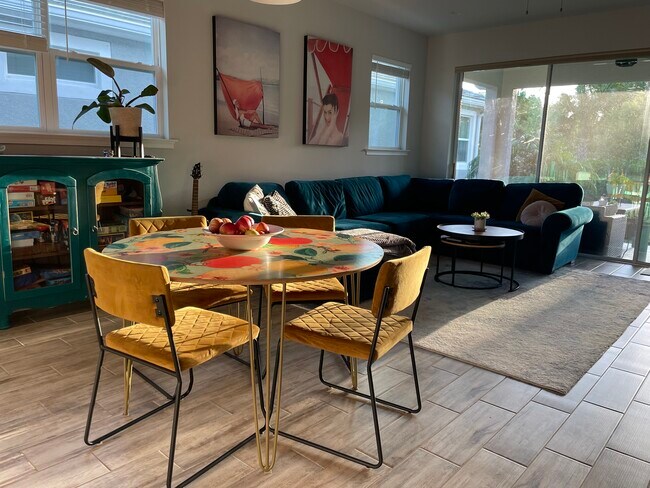 Foto del edificio - 8724 Rain Song Rd
