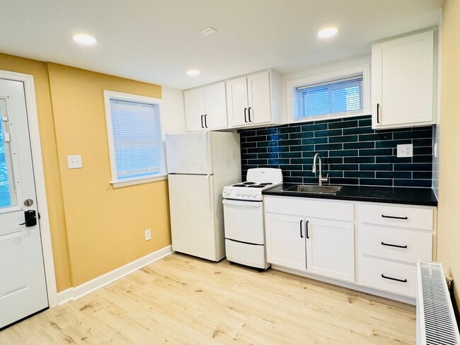 Building Photo - 816 Greenwood Cir