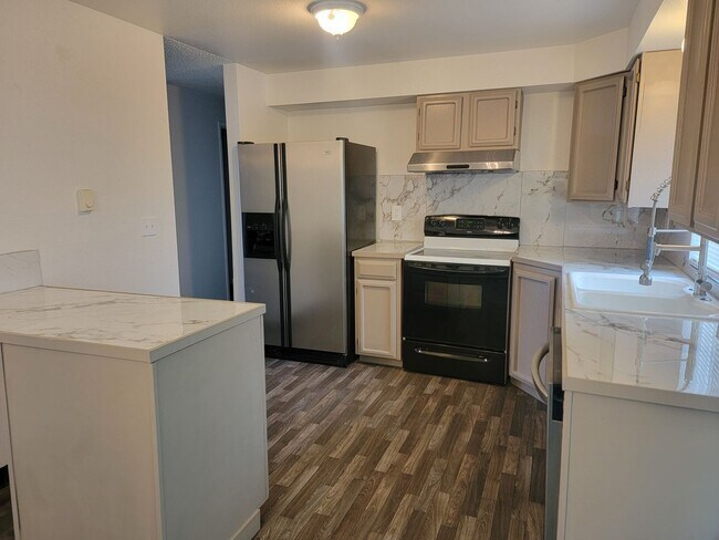 Foto del edificio - Spacious Spanaway rambler with covered patio and fenced yard.