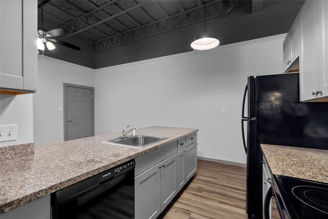 Building Photo - 612 W Texas Ave