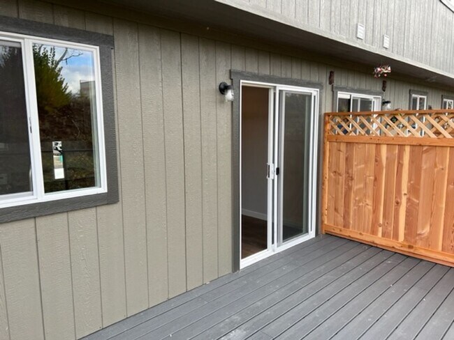 Foto del edificio - 2 BEDROOM/ 2 LEVELS TOWNHOME (Down the hill in front of Taco Bell in Phoenix Oregon)