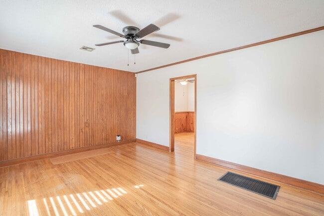 Building Photo - Cute Tulsa Home Available Now! 2 bedrooms and 1 bath