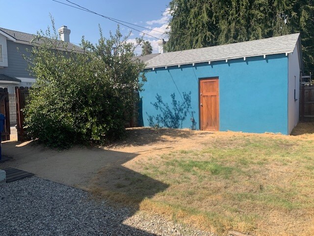 Building Photo - 915 W Olive Ave