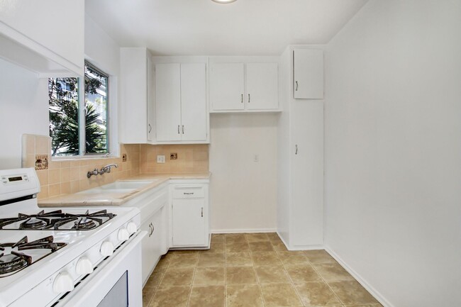 Building Photo - 907 S Holt Ave