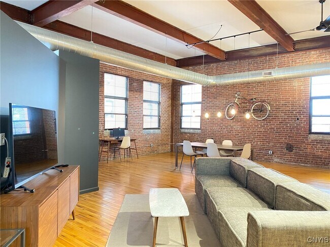 Building Photo - 412 Main St