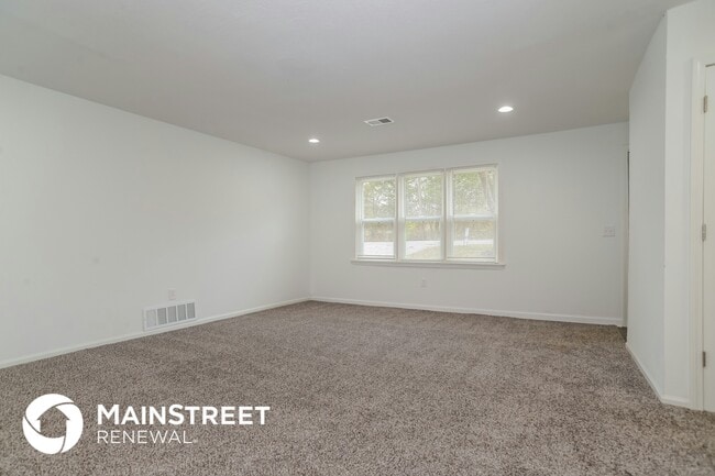 Building Photo - 7411 NW Oak Dr