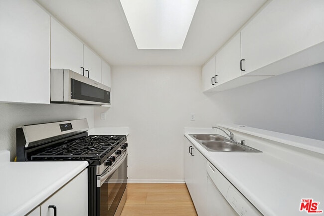 Foto del edificio - 870 Crenshaw Blvd