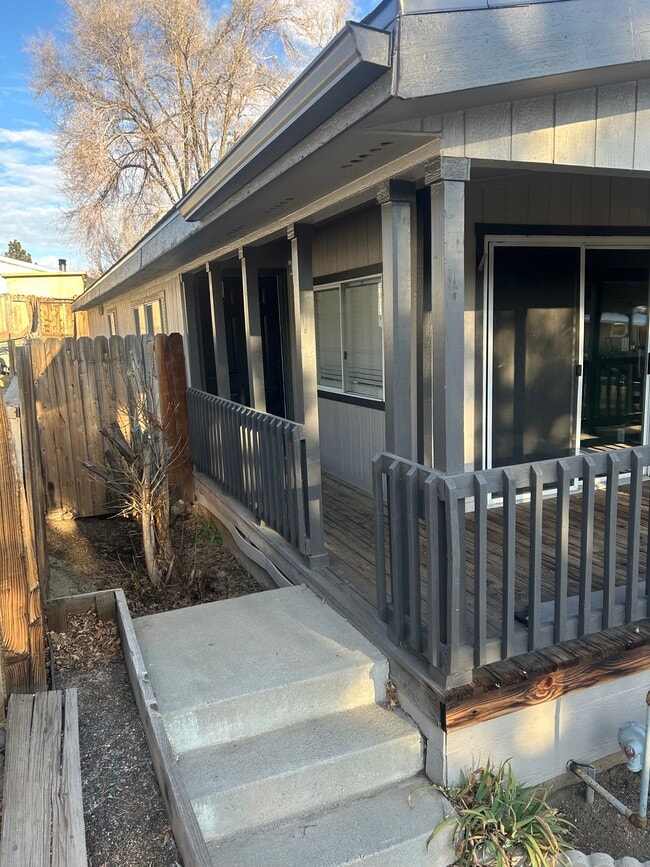 Building Photo - 2730 Larkspur St