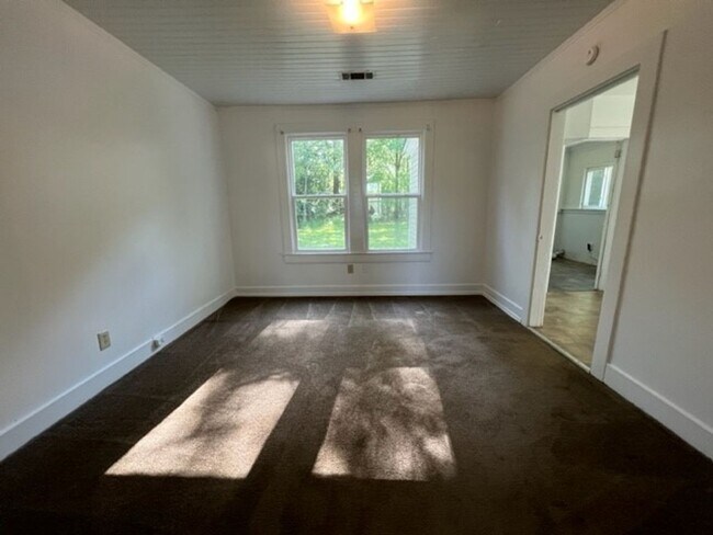 Building Photo - 2 Bedroom, 1 Bath House