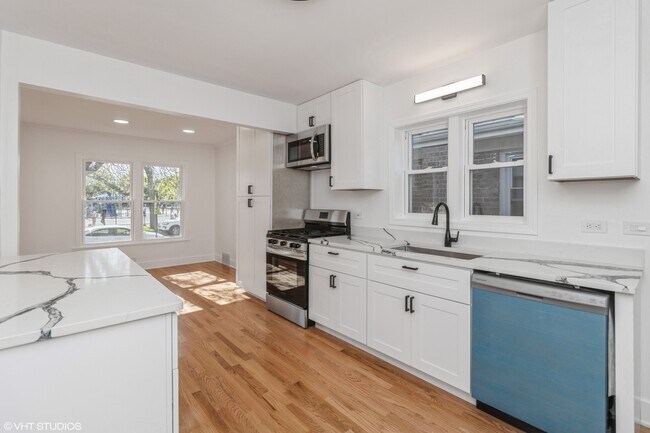 Foto del edificio - 6251 N Hamlin Ave