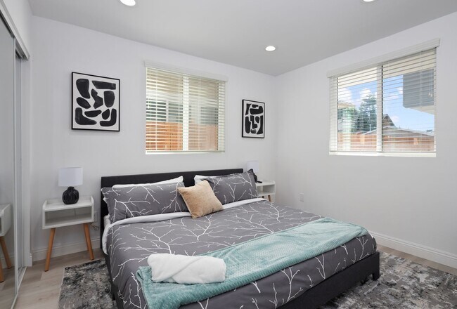 Foto del edificio - 4-Unit Townhome Community | Luxury Living Near DTLA