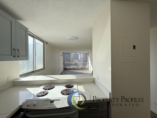 Foto del edificio - Summer Palace - 1 Bedroom 1 Bath Corner Un...