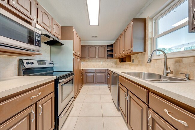 Foto del edificio - Serene 3-Bedroom Home on 1 Acre Lot