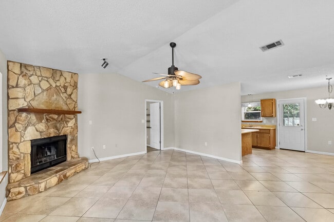 Building Photo - 8304 Verdura St