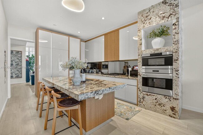 Building Photo - 2821 S Bayshore Dr