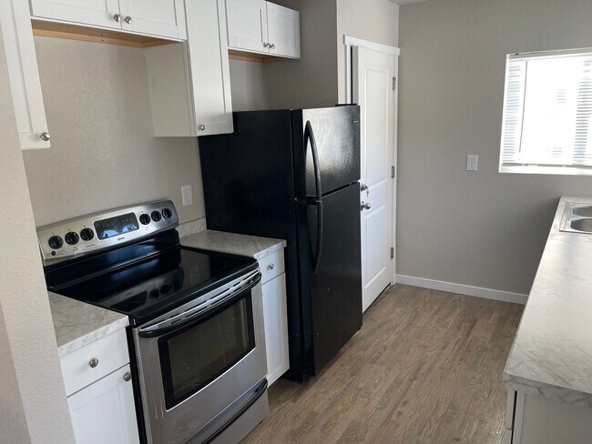 Building Photo - 2 Bedroom 1 Bath Apartment