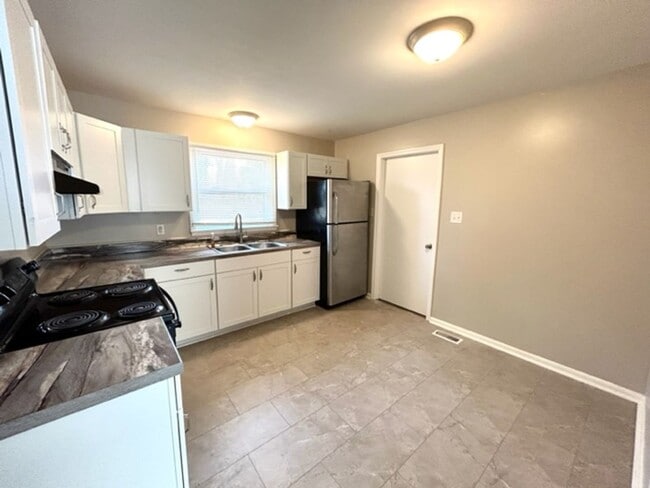 Building Photo - THREE BEDROOM ONE AND HALF BATH BRICK RANCH HOME