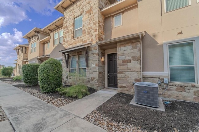 Foto del edificio - 13800 Lyndhurst St