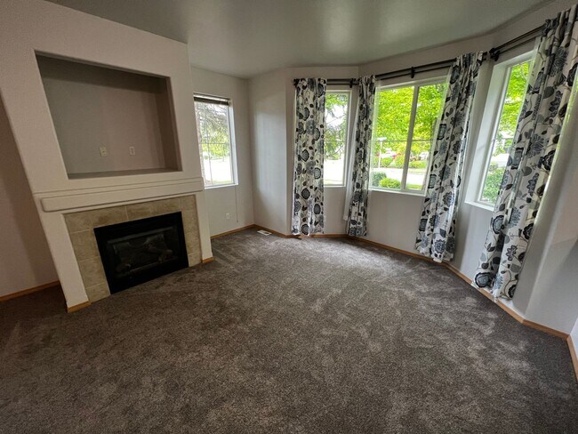Foto del edificio - DuPont, end unit, 3 bedroom, 2.5 bath Townhome