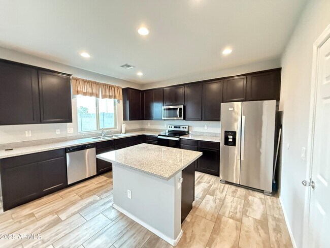 Foto del edificio - 17569 W Country Club Terrace