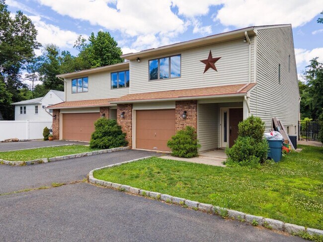 Foto del edificio - 328 Saddle River Rd