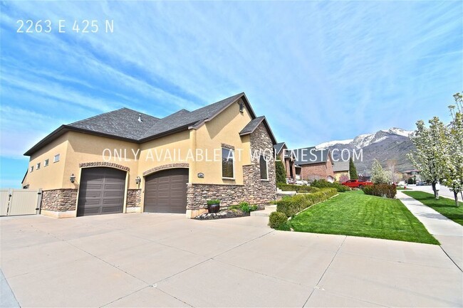 Building Photo - Luxurious 5 Bed Layton Home! No Deposit Op...