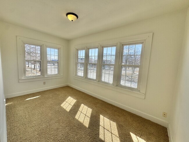 Foto del edificio - 701 N Chestnut Ave