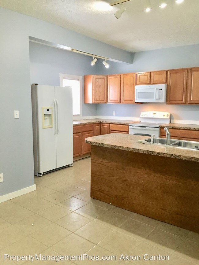 Building Photo - 6 br, 2.5 bath House - 496 E. South Street