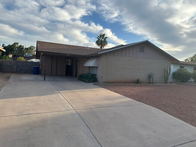 Foto del edificio - Charming 3 Bed 2 Bath home in Tempe with 2 car garage and big backyard