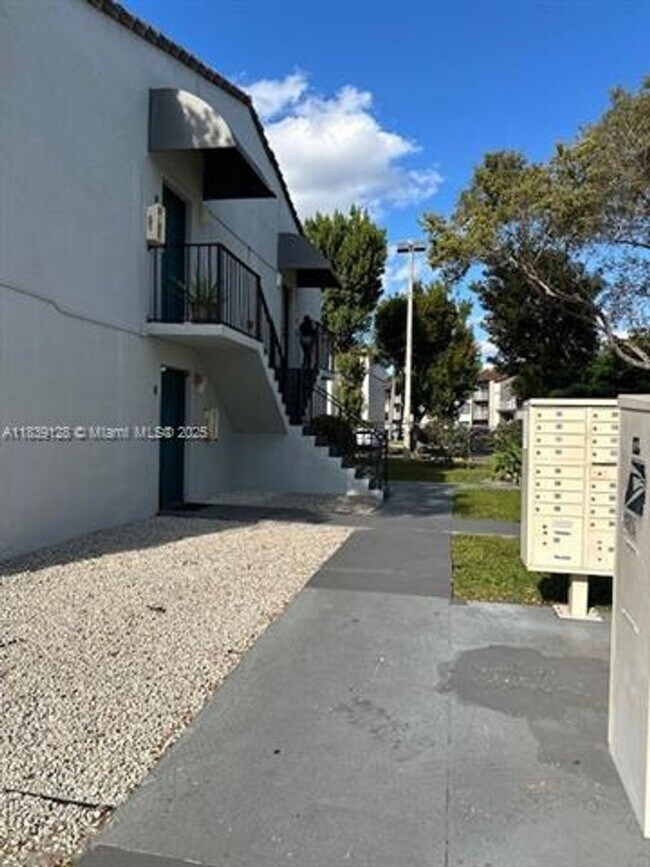 Foto del edificio - 6935 NW 179th St