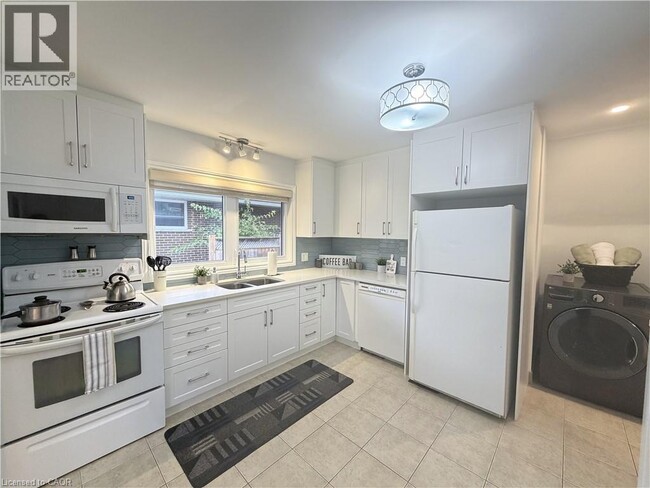 Building Photo - 15 Duncairn Ave