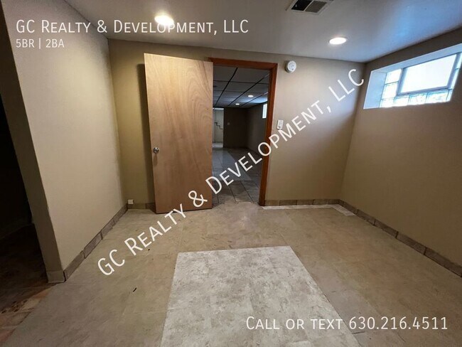 Foto del edificio - ***5 BDRM / 2 BTH / FINISHED BASEMENT / 2 ...