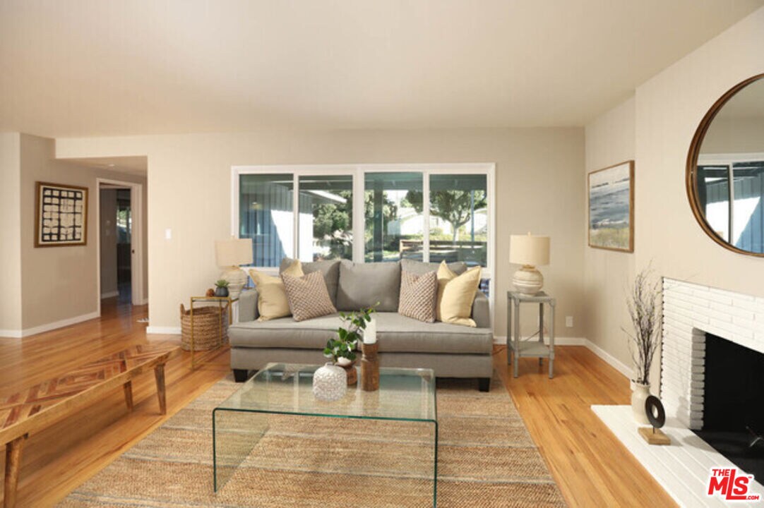 Foto principal - 27051 Shorewood Rd