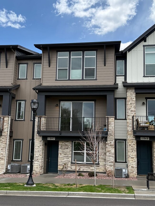 Foto del edificio - Affordable 3 Bedroom 4 Bath Townhome in Wh...