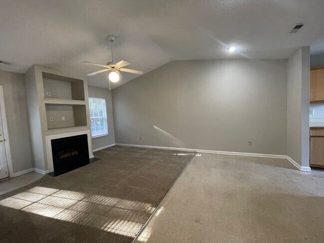 Building Photo - Nice 2 bedroom, 2 bath duplex