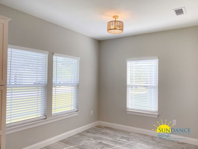 Building Photo - Elegant Navarre home with lots of natural light from windows!