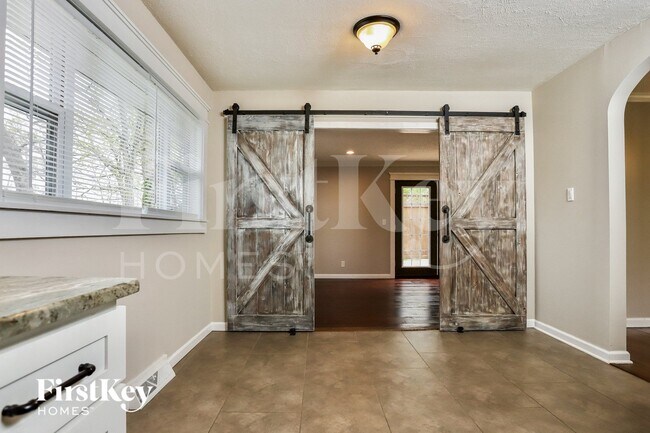 Foto del edificio - 1646 Stardust Dr