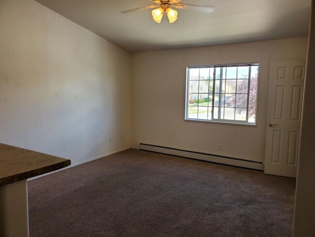 Building Photo - 3 Bed 2 bath upstairs unit