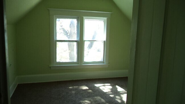 Building Photo - 606 W Pikes Peak Ave