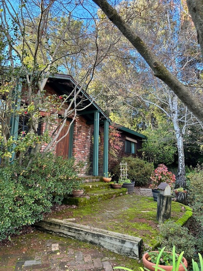 Building Photo - Charming 3 Bedroom Cottage in Old Fair Oaks