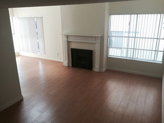 1bd1ba Sala de estar - 10911 Rochester Ave