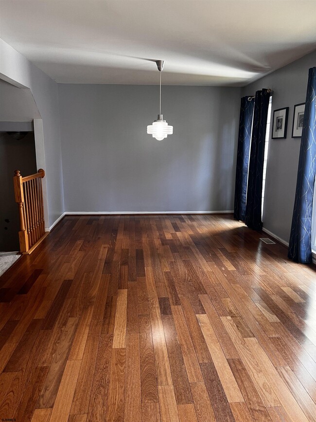 Building Photo - 704 St Thomas Dr