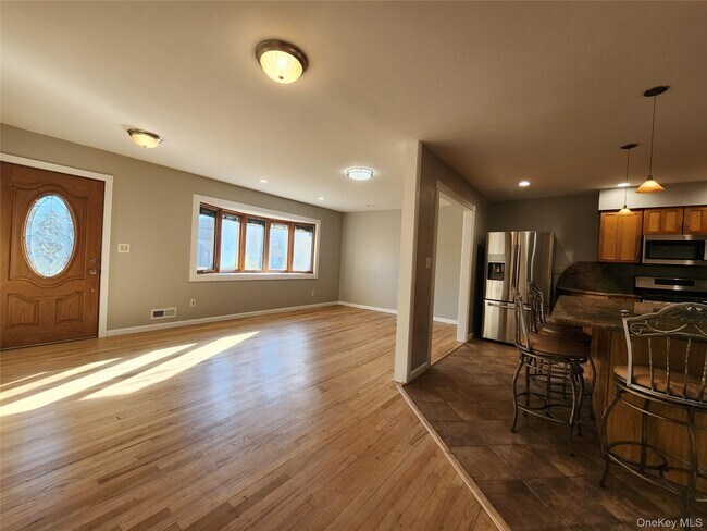 Foto del edificio - 373 Ehrhardt Rd