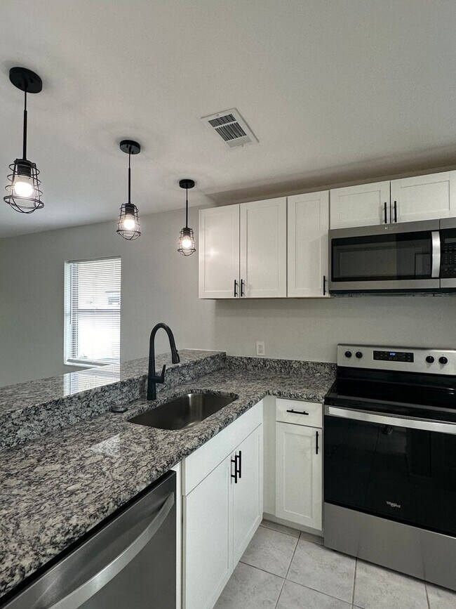 Building Photo - Fully Renovated 2 Bedroom Townhome in Venice