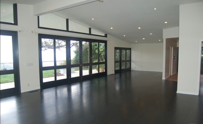 Building Photo - 1572 Tower Grove Dr