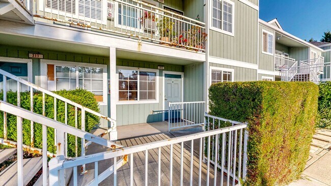 Building Photo - Bright first floor 2 bedroom with washer &...